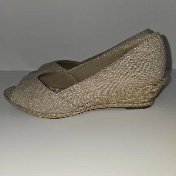 Coach Women's Tan Peep-Toe Flats, Size 6.5 - Picture 5 of 11